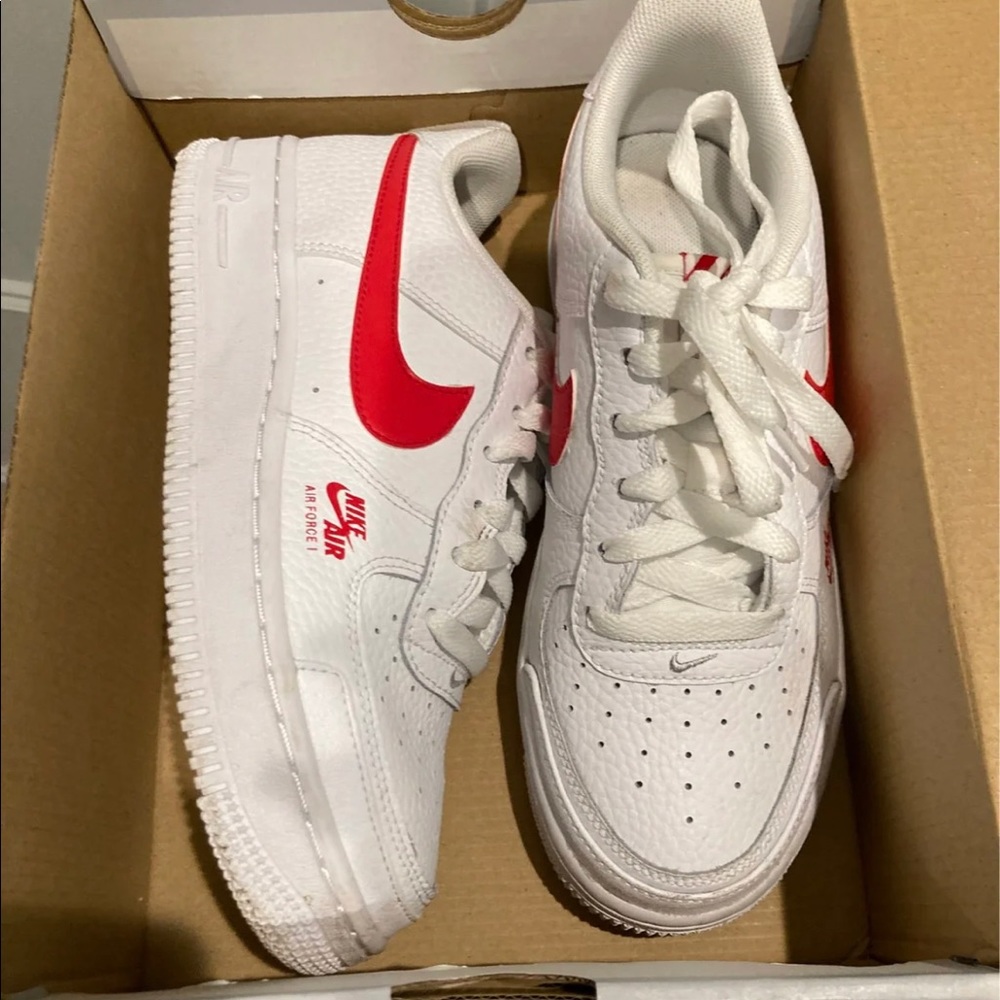 Boys youth size 4.5 Nike Air Force 1
Like new - only worn once!